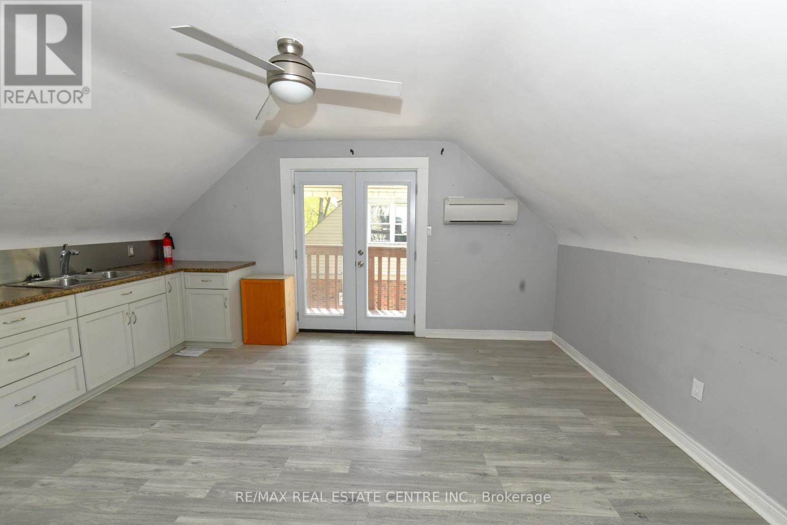 2070 Churchill Avenue, Burlington, Ontario  L7R 3T7 - Photo 9 - W12228916