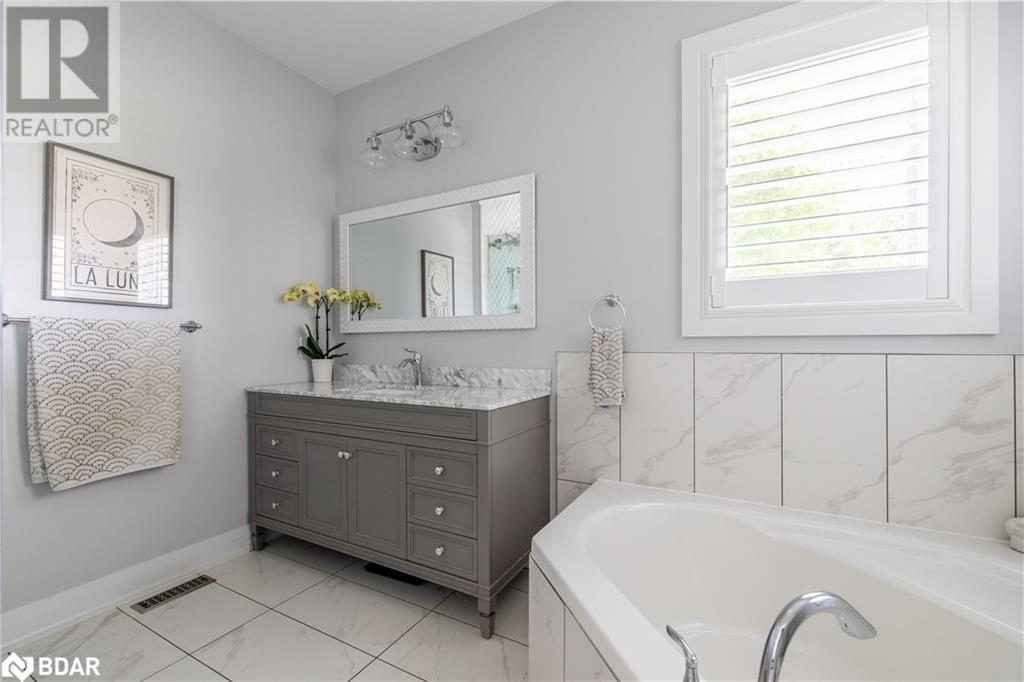 19 Cheslock Crescent, Warminster, Ontario  L3V 8N8 - Photo 11 - 40742668