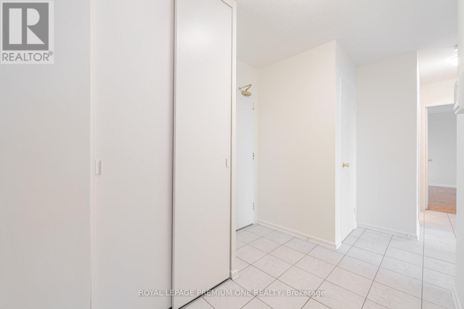 210 - 5 Vicora Linkway, Toronto (Flemingdon Park), Ontario  M3C 1A4 - Photo 9 - C12229527