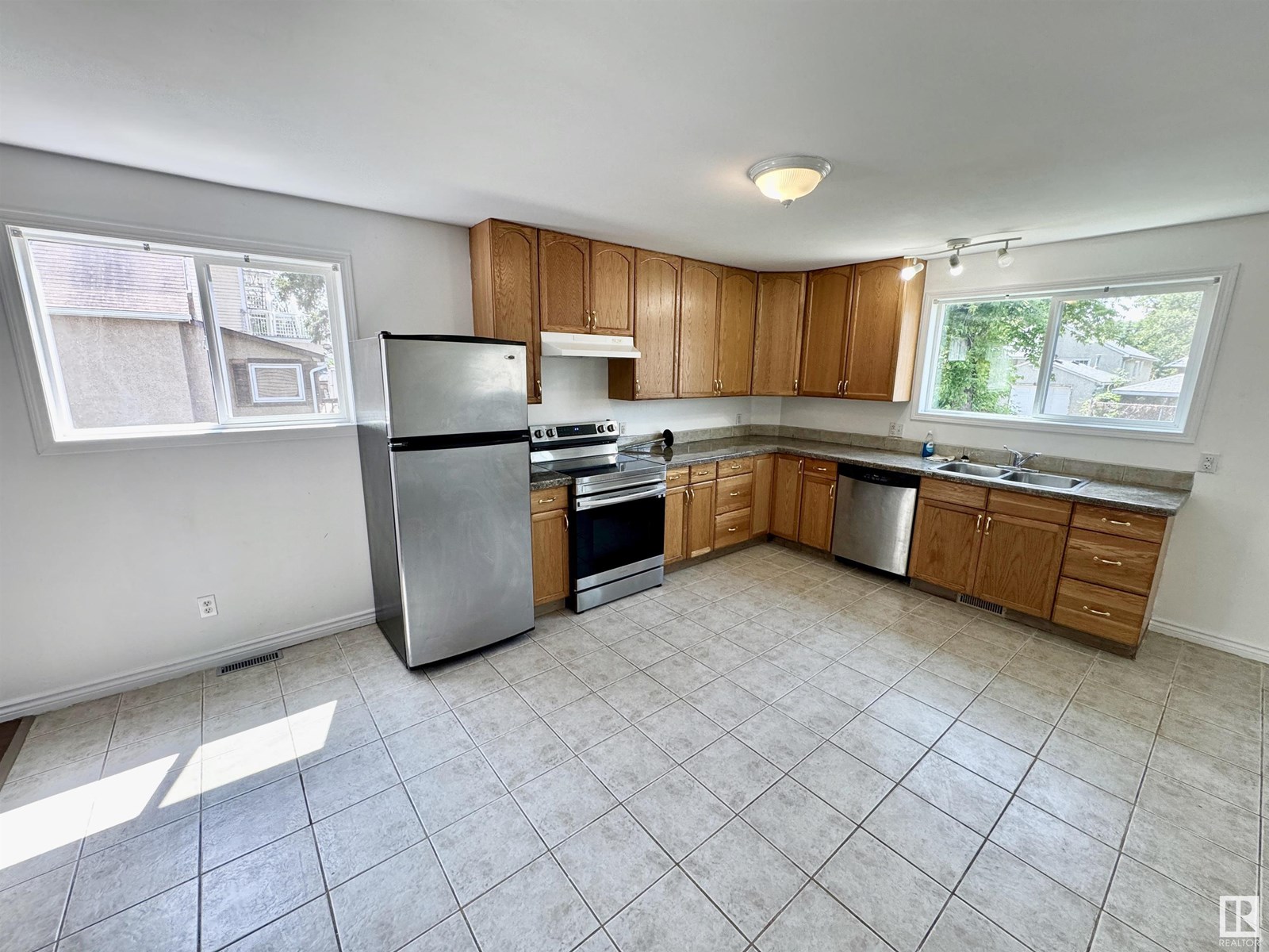Property at 11528 85 ST NW image 2