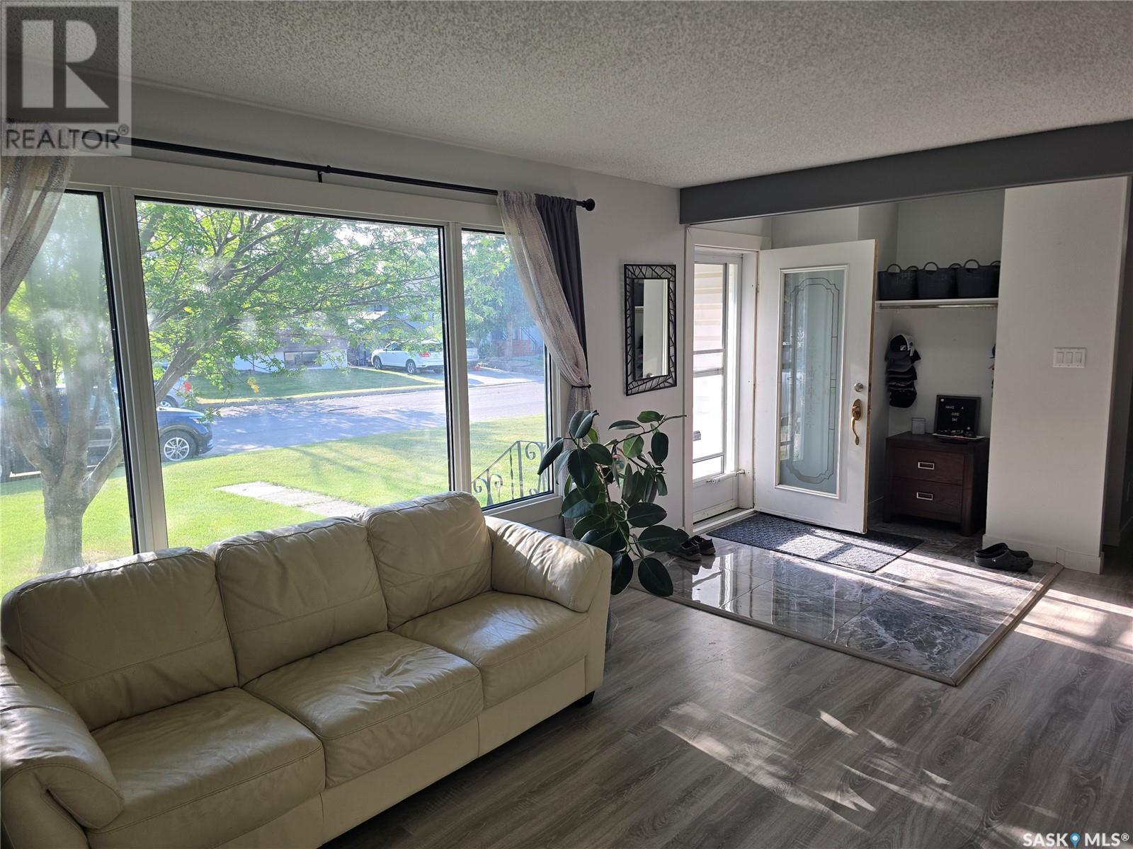 212 8th Street E, Wynyard, Saskatchewan S0A 4T0 - Photo 5 - SK009878