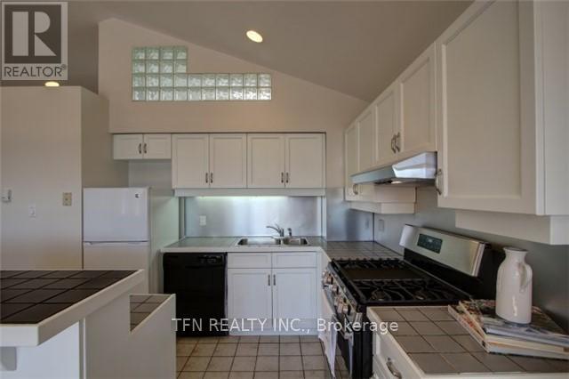 447 Oakwood Avenue, Toronto (Oakwood Village), Ontario  M6E 2W4 - Photo 5 - C12229714