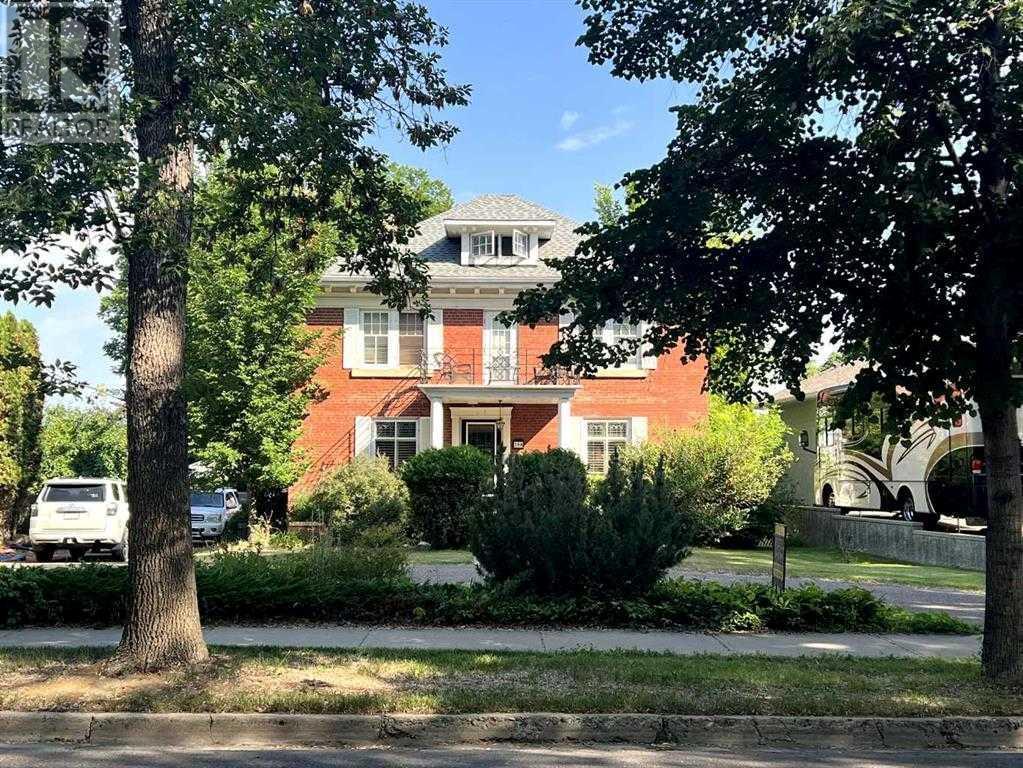 Property at 258 1 Street SE image 4