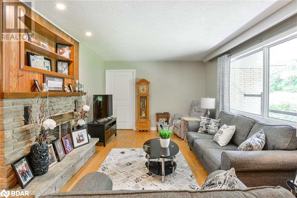 Property at 105 WELLINGTON Street image 3