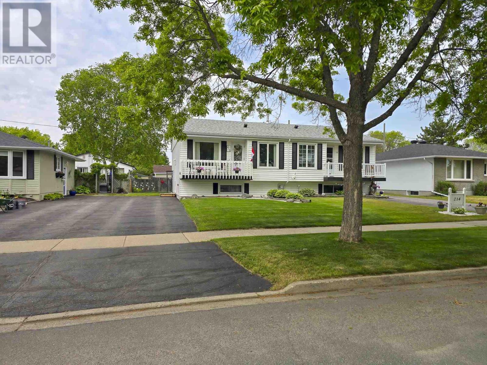 Property at 216 Huron CRES image 2