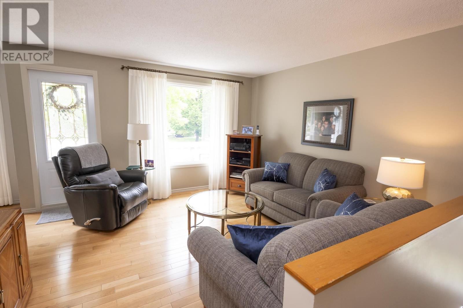 Property at 216 Huron CRES image 4