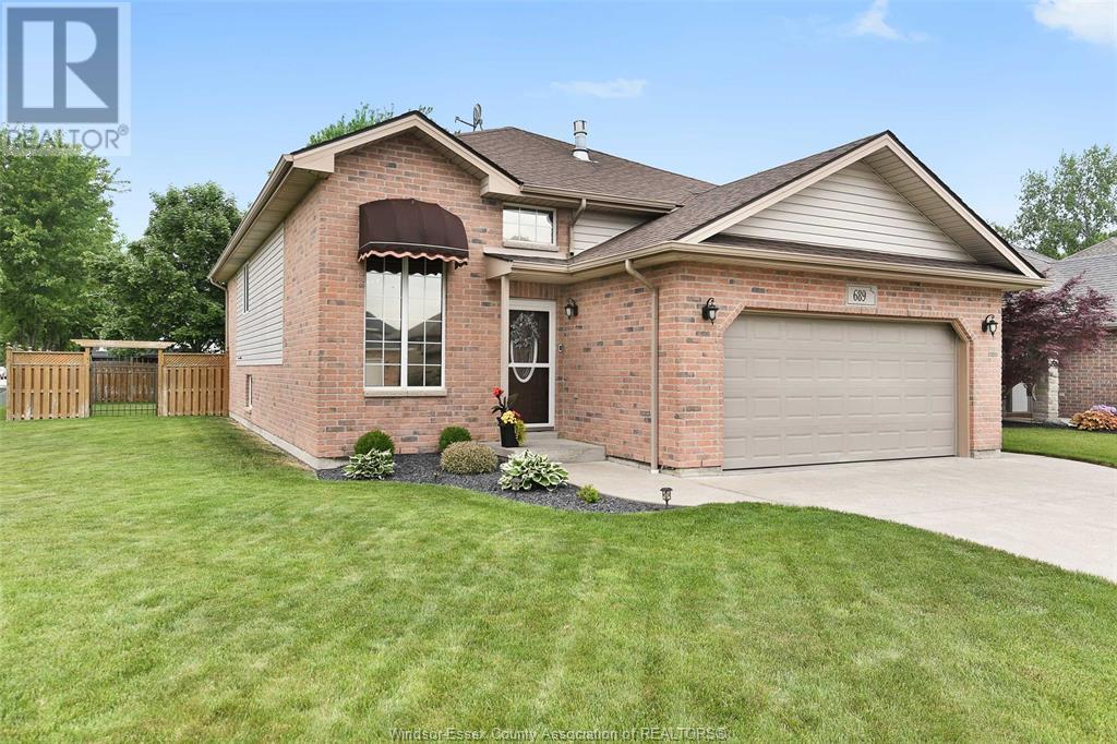 Property at 689 Helena CRESCENT image 2