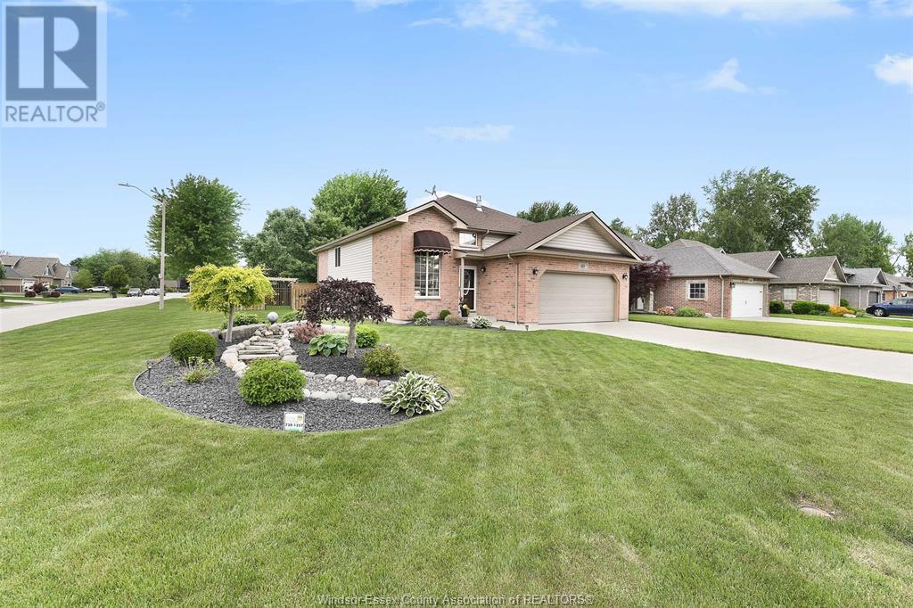 Property at 689 Helena CRESCENT image 3
