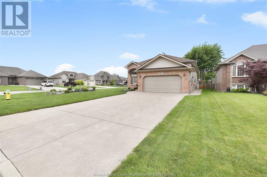 Property at 689 Helena CRESCENT image 4