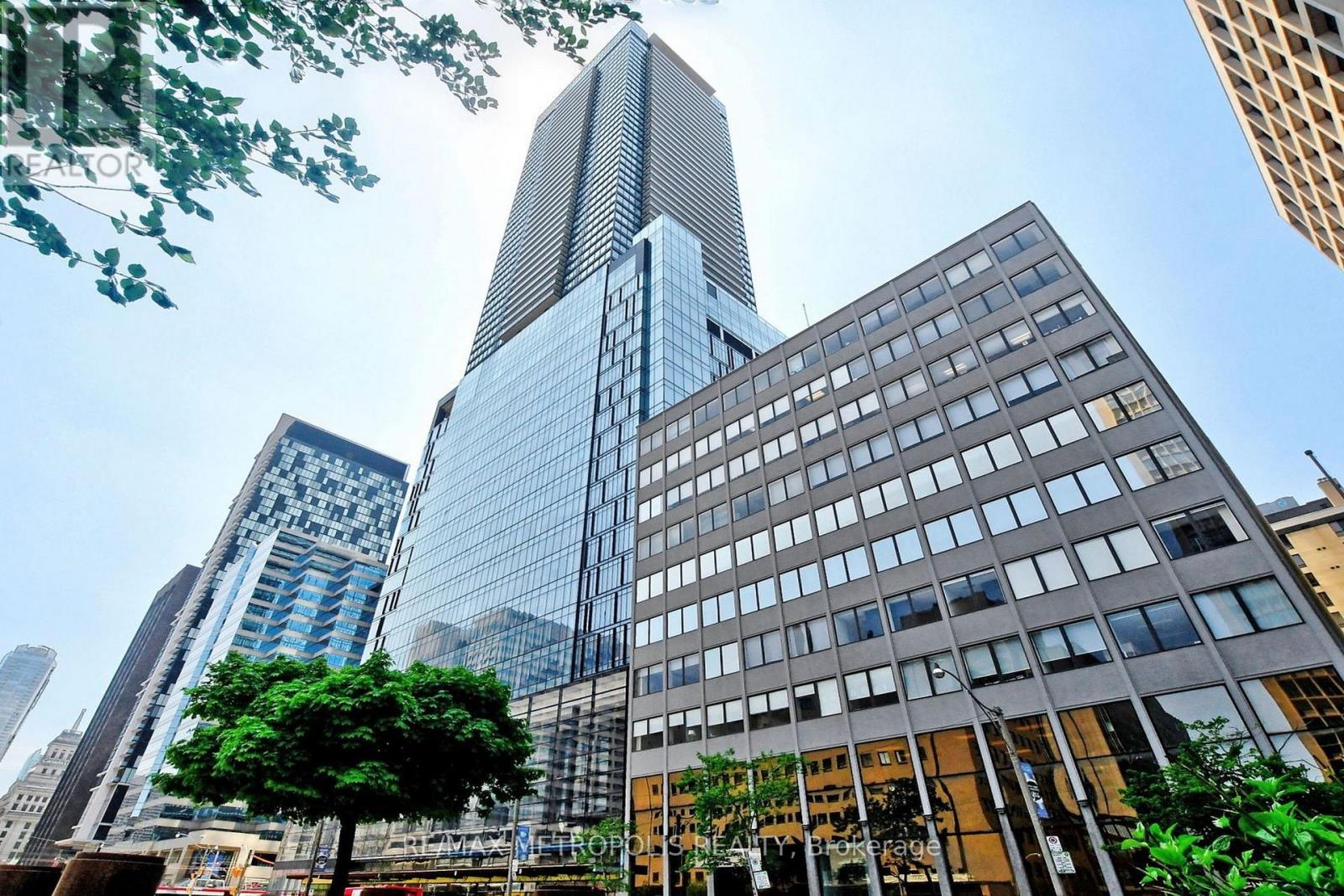 2102 - 488 University Avenue, Toronto, Ontario  M5G 0C1 - Photo 2 - C12230046