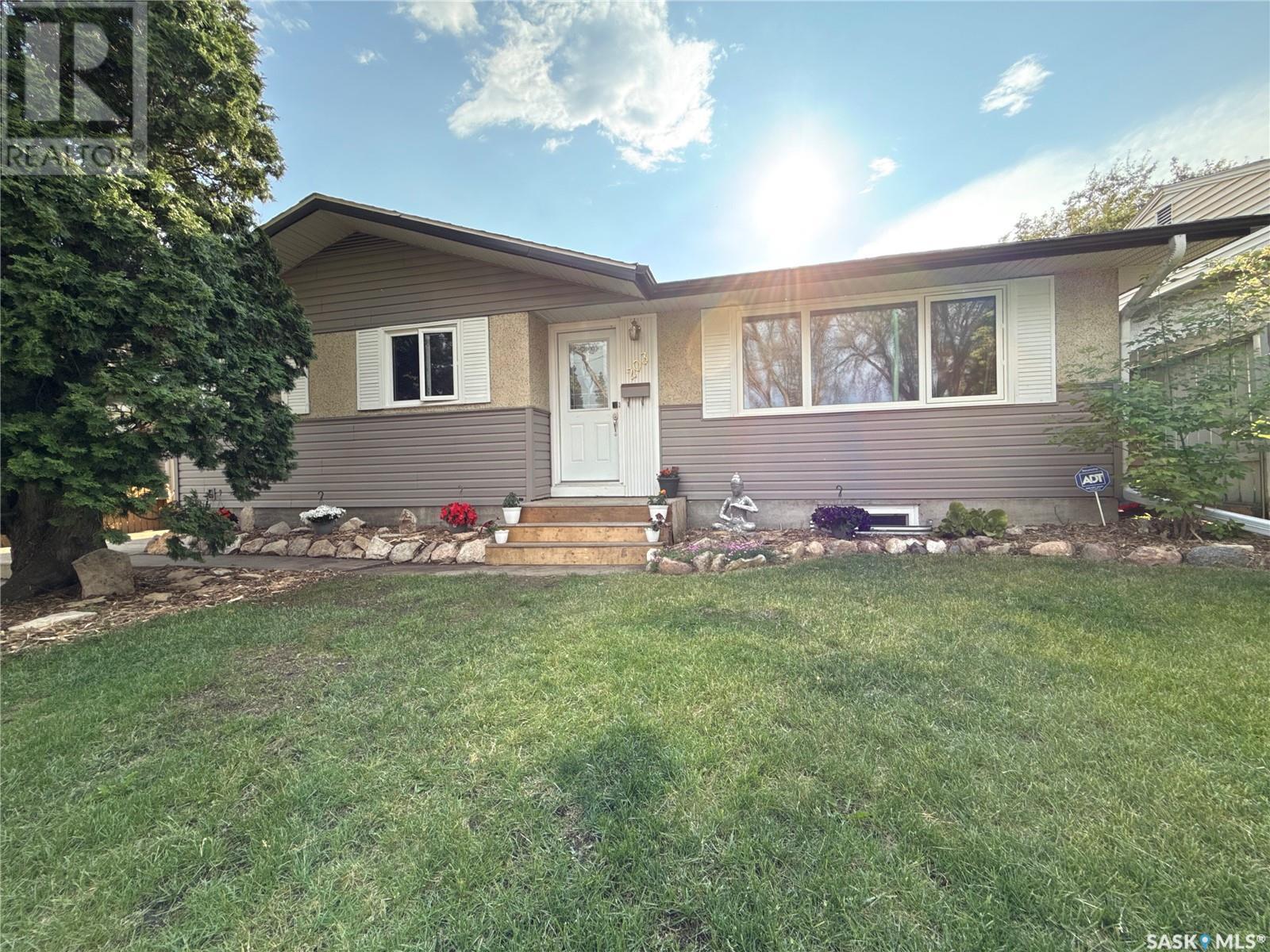 Property at 203 Winnipeg AVENUE N image 1