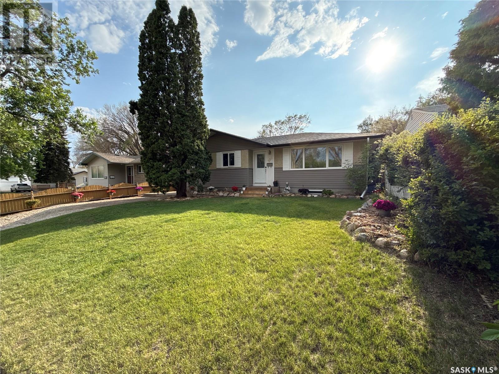 Property at 203 Winnipeg AVENUE N image 2