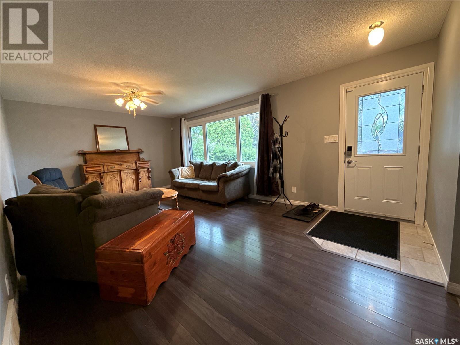 Property at 203 Winnipeg AVENUE N image 4