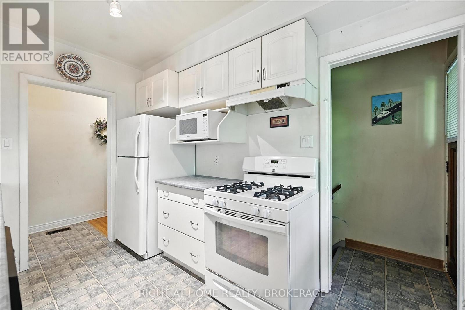 542 Trudale Court, Oakville (Wo West), Ontario  L6L 4H1 - Photo 8 - W12227387
