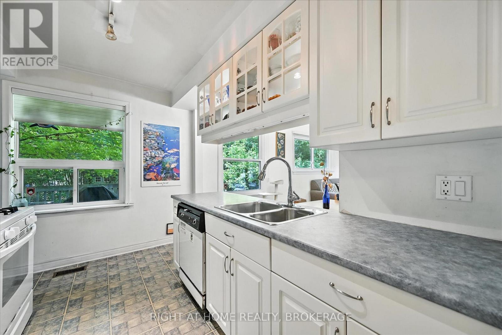 542 Trudale Court, Oakville (Wo West), Ontario  L6L 4H1 - Photo 9 - W12227387