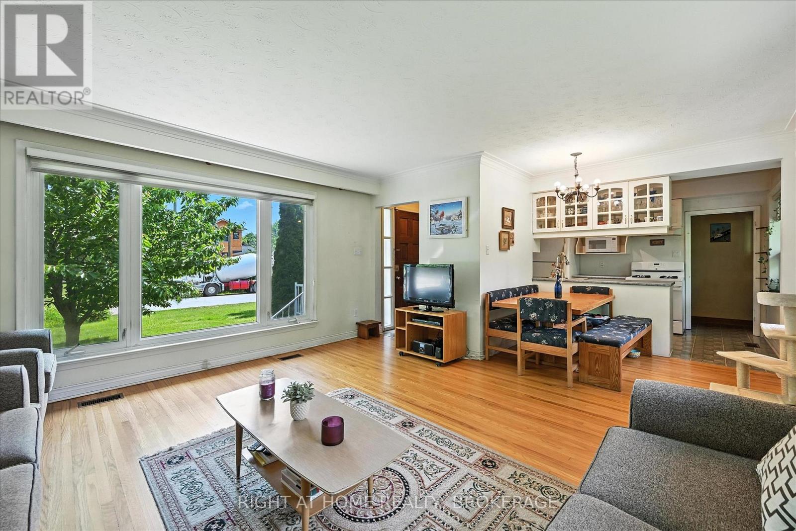 542 Trudale Court, Oakville (Wo West), Ontario  L6L 4H1 - Photo 6 - W12227387