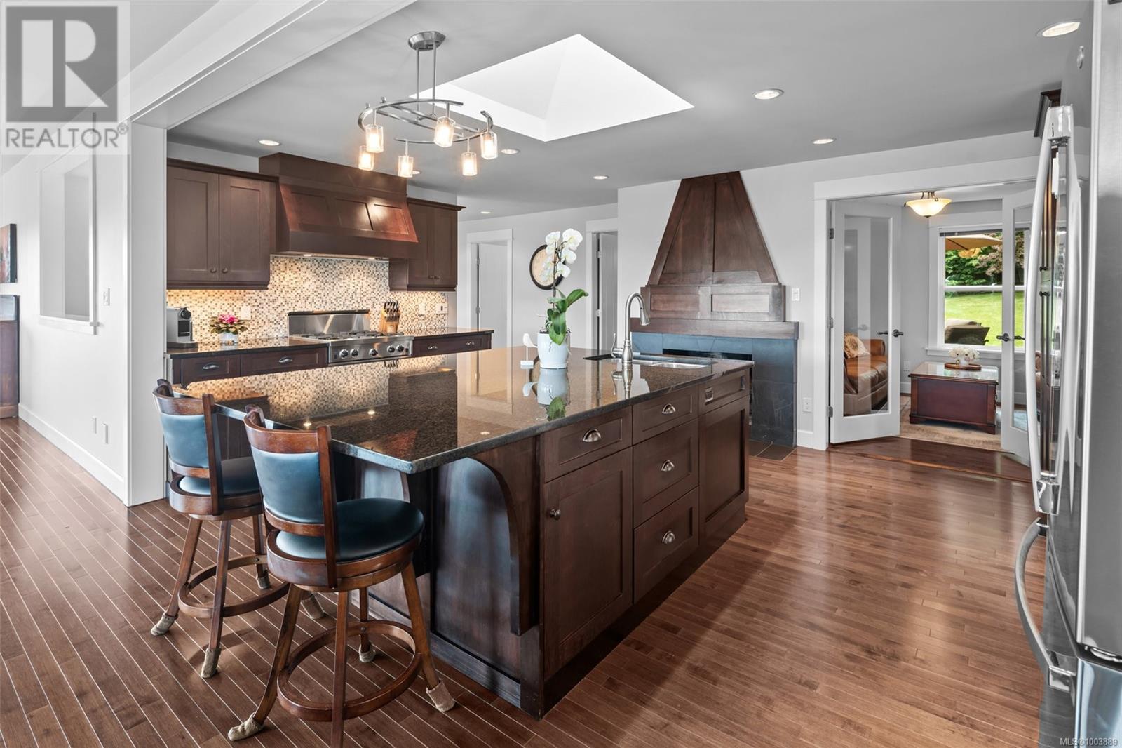 Property at 834 Royal Oak Ave image 1