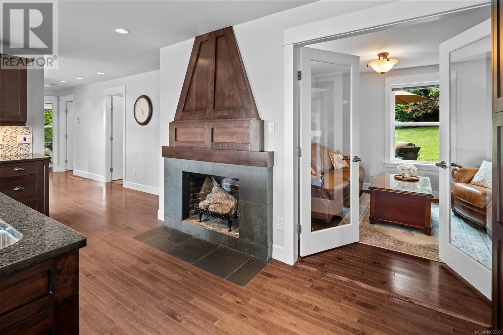 Property at 834 Royal Oak Ave image 3
