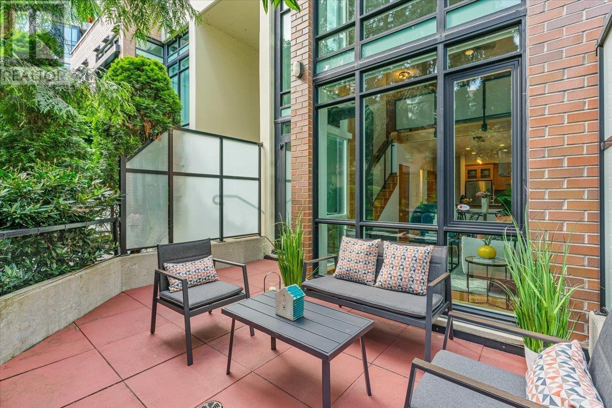 111 10 RENAISSANCE SQUARE, new westminster, British Columbia V3M7B1