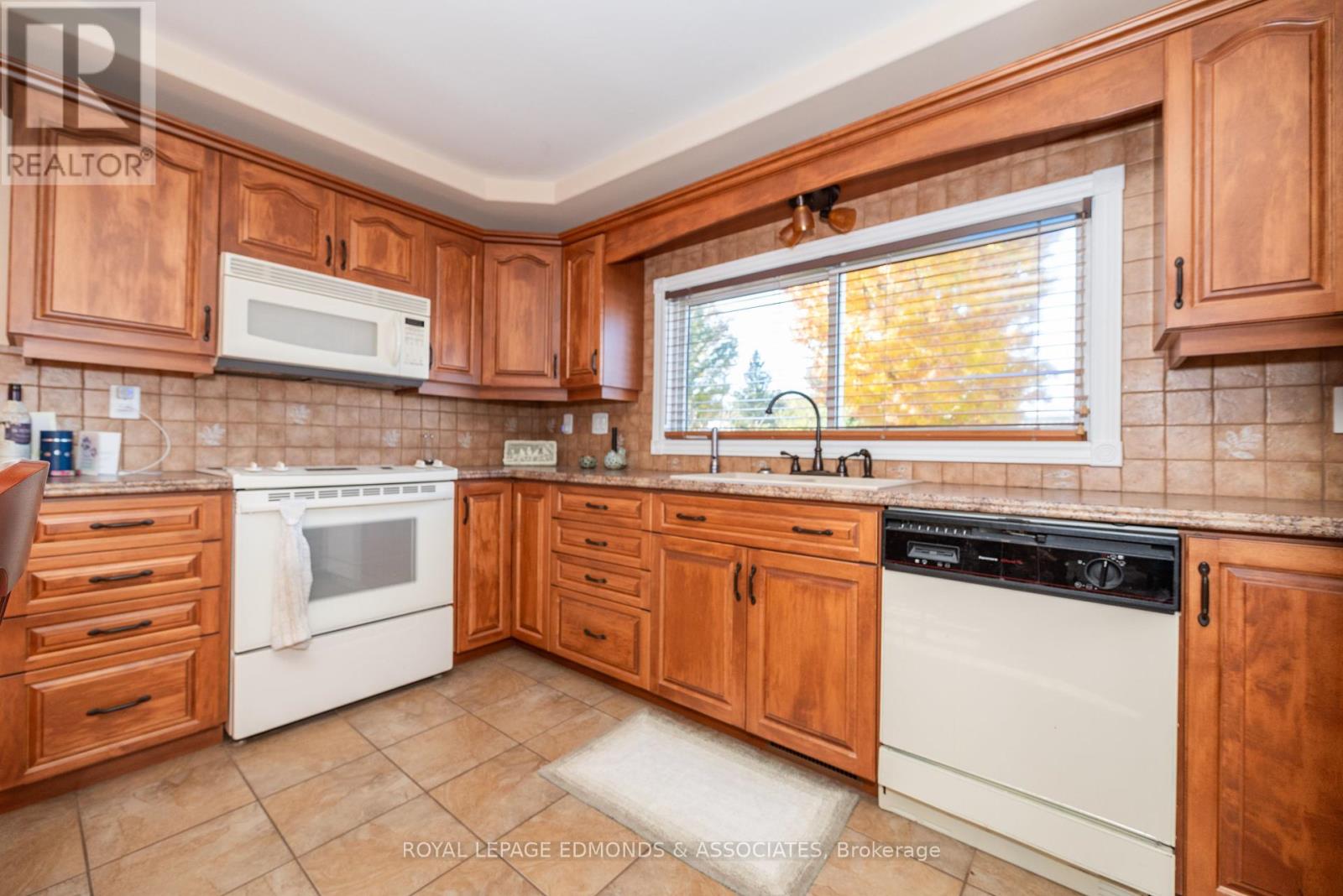 1315 Blakely Crescent W, Pembroke, Ontario  K8A 6Z9 - Photo 10 - X12230355