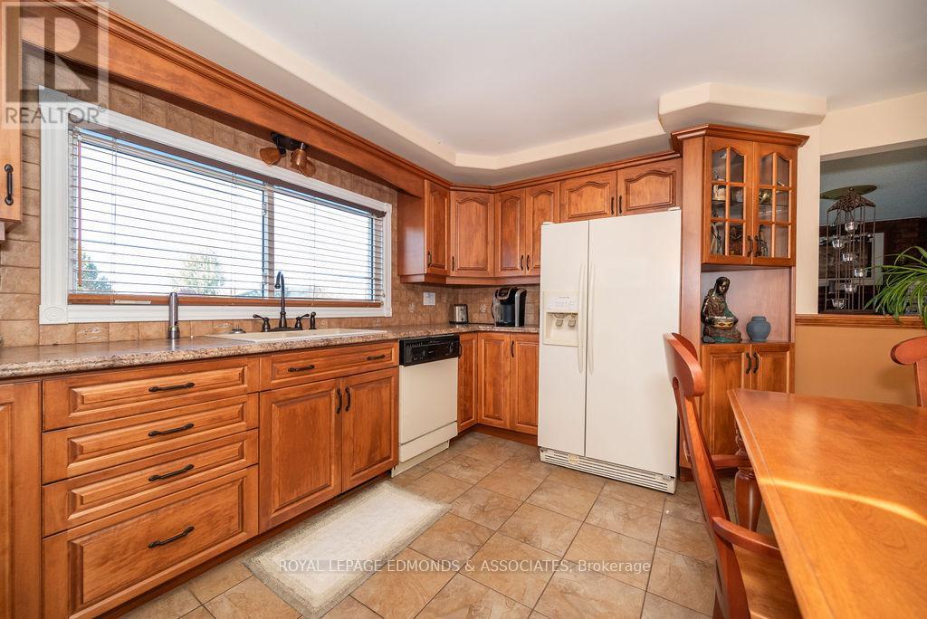 1315 Blakely Crescent W, Pembroke, Ontario  K8A 6Z9 - Photo 11 - X12230355