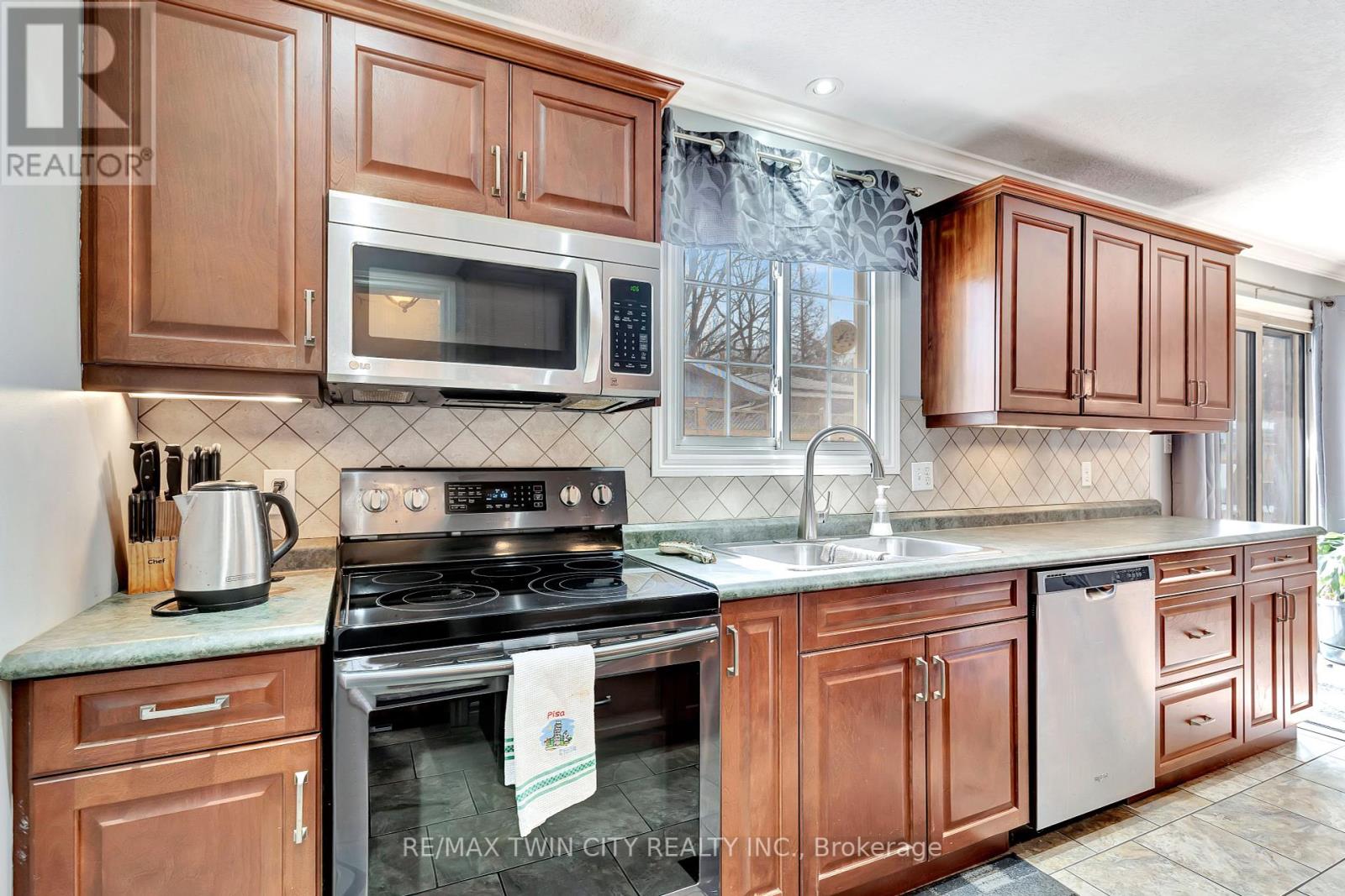 22 Victoria Street, North Dumfries, Ontario  N0B 1L0 - Photo 6 - X12230329