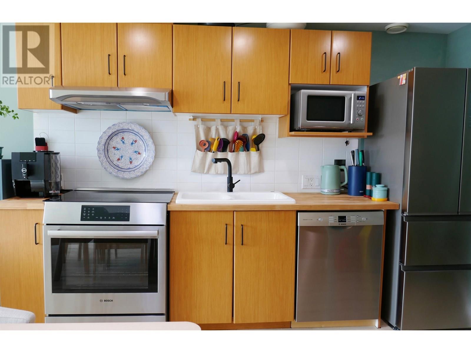Listing Picture 3 of 20 : 309 9298 UNIVERSITY CRESCENT, Burnaby / 本拿比 - 魯藝地產 Yvonne Lu Group - MLS Medallion Club Member