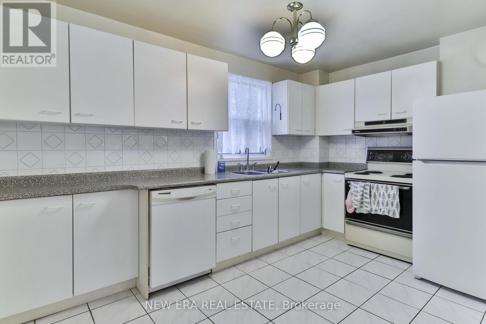 27 Dell Park Avenue, Toronto, Ontario  M6B 2T5 - Photo 16 - C12152231