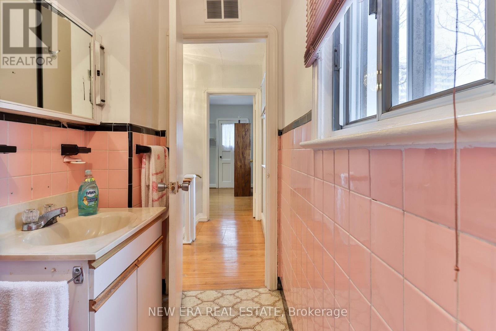 27 Dell Park Avenue, Toronto, Ontario  M6B 2T5 - Photo 26 - C12152231