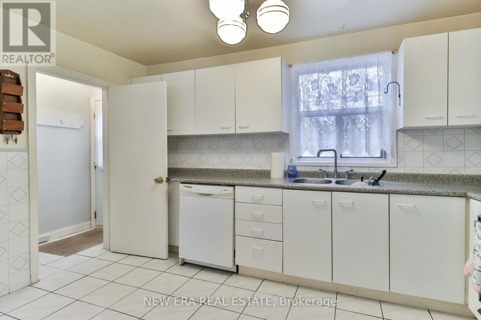 27 Dell Park Avenue, Toronto, Ontario  M6B 2T5 - Photo 15 - C12152231