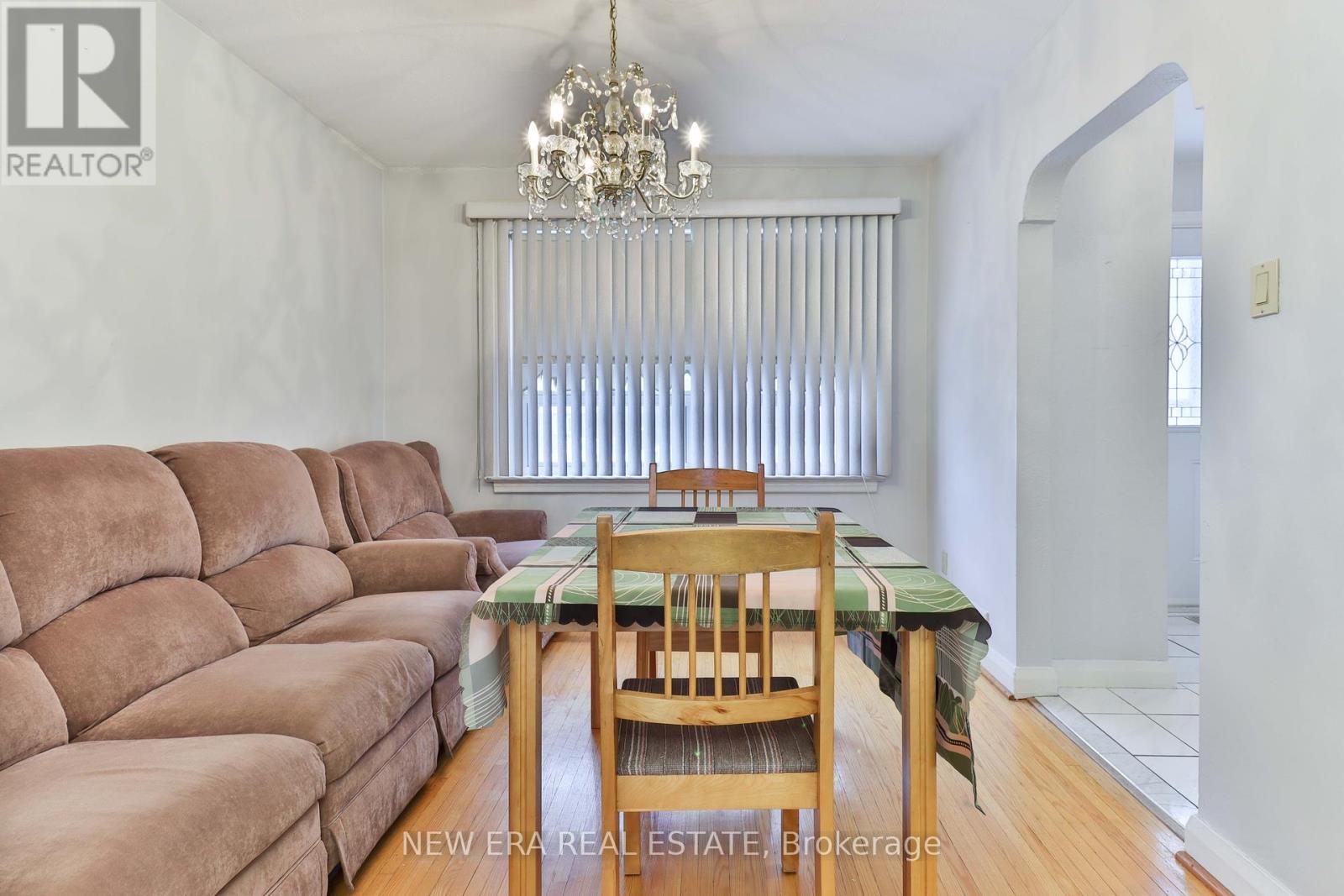 27 Dell Park Avenue, Toronto, Ontario  M6B 2T5 - Photo 11 - C12152231