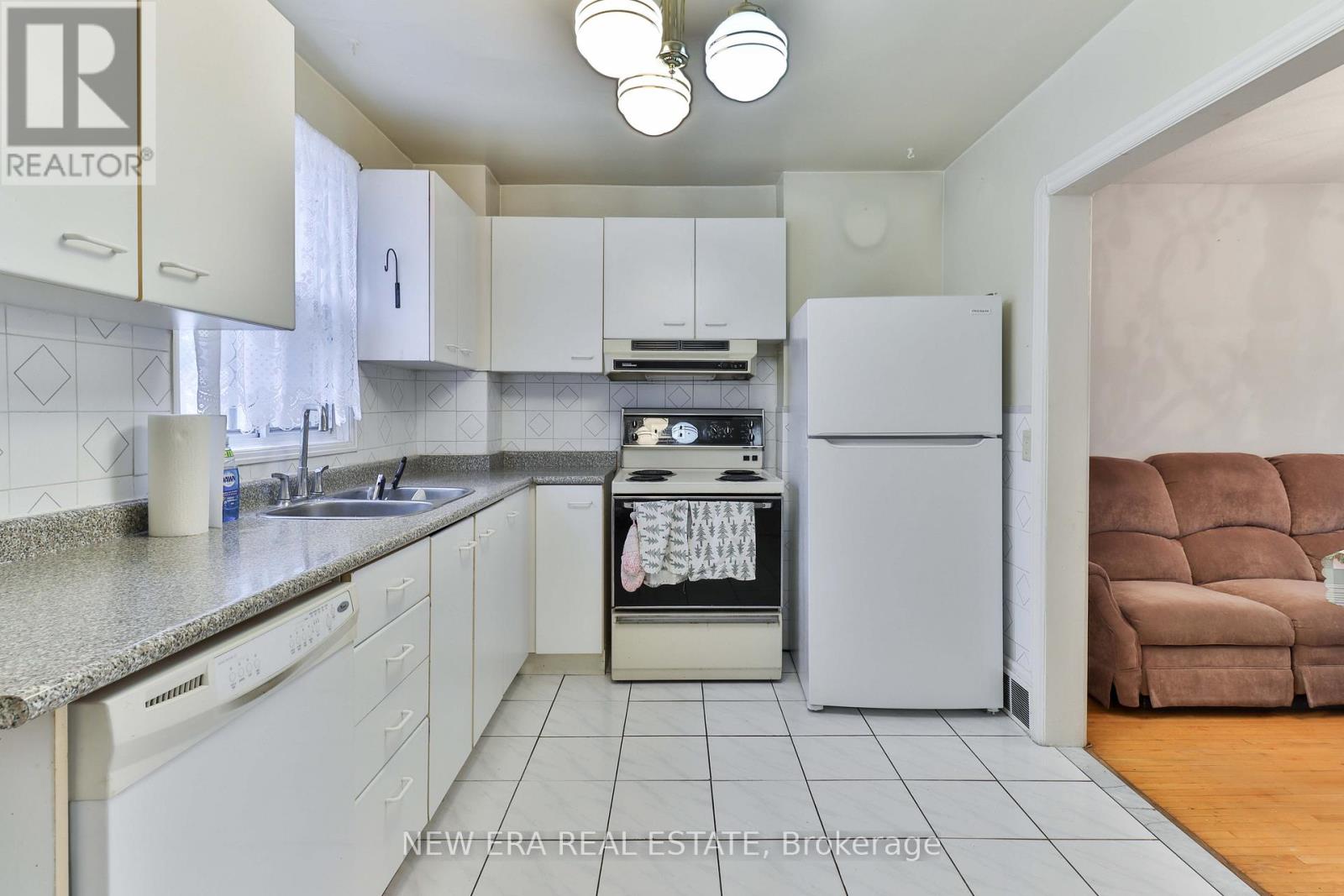 27 Dell Park Avenue, Toronto, Ontario  M6B 2T5 - Photo 14 - C12152231
