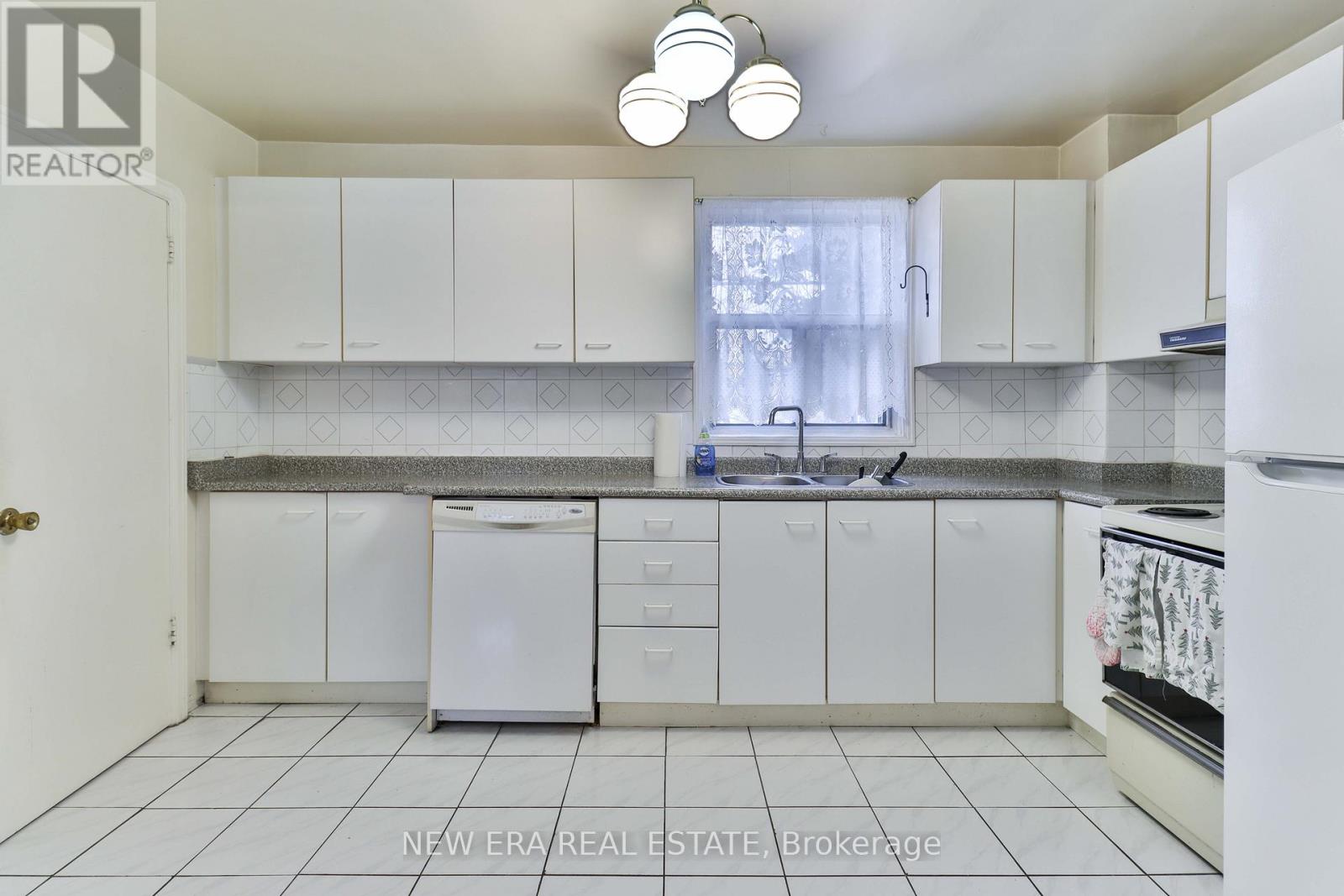 27 Dell Park Avenue, Toronto, Ontario  M6B 2T5 - Photo 13 - C12152231