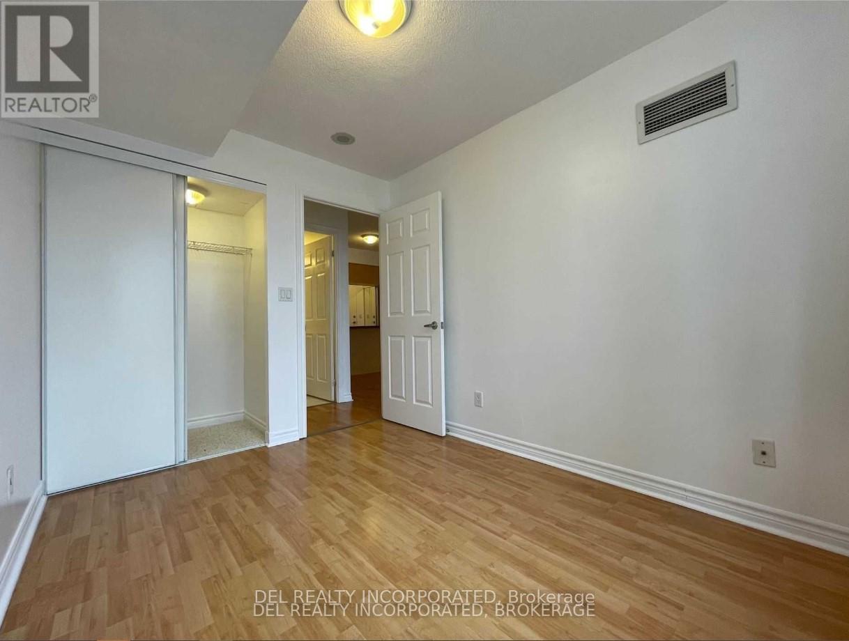 1722 - 3888 Duke Of York Boulevard, Mississauga, Ontario  L5B 4M7 - Photo 7 - W12230425