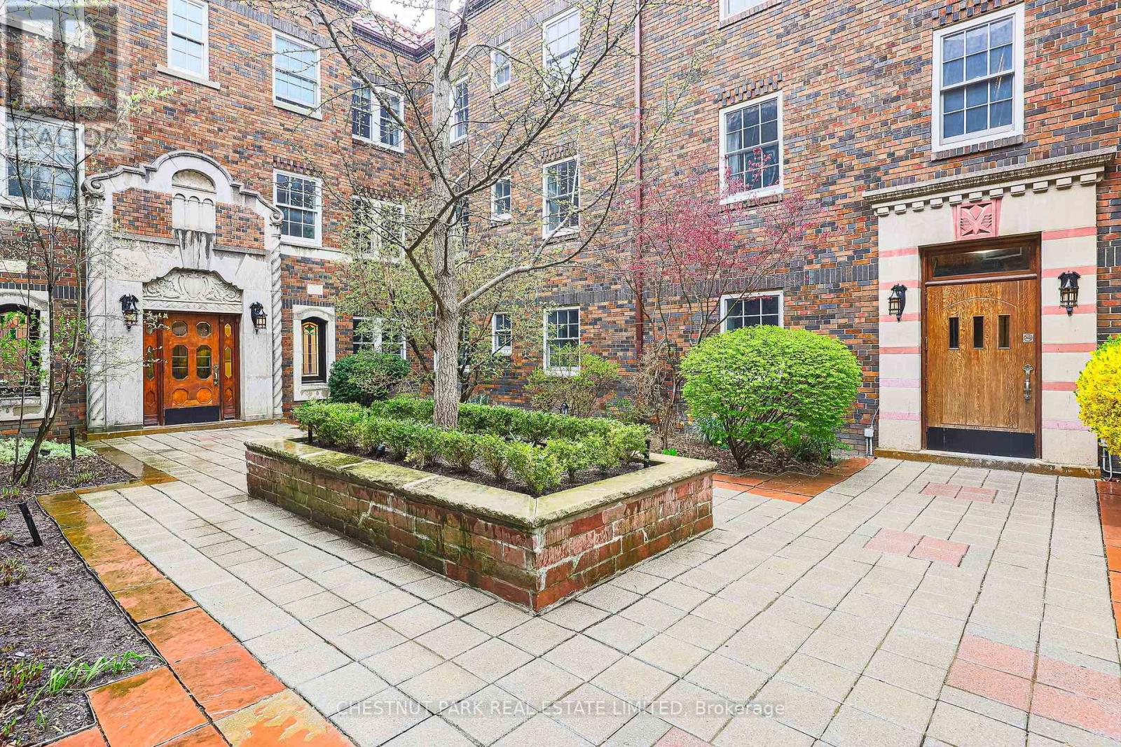 Property at 111 - 480 ORIOLE PARKWAY image 4