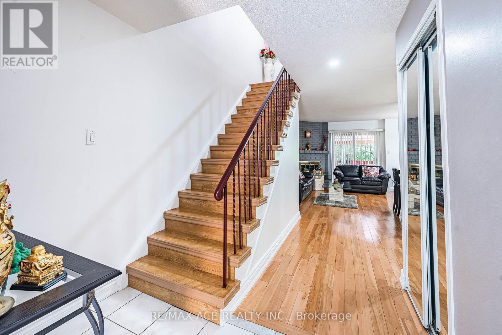Property at 27 WOODSVIEW AVENUE image 4