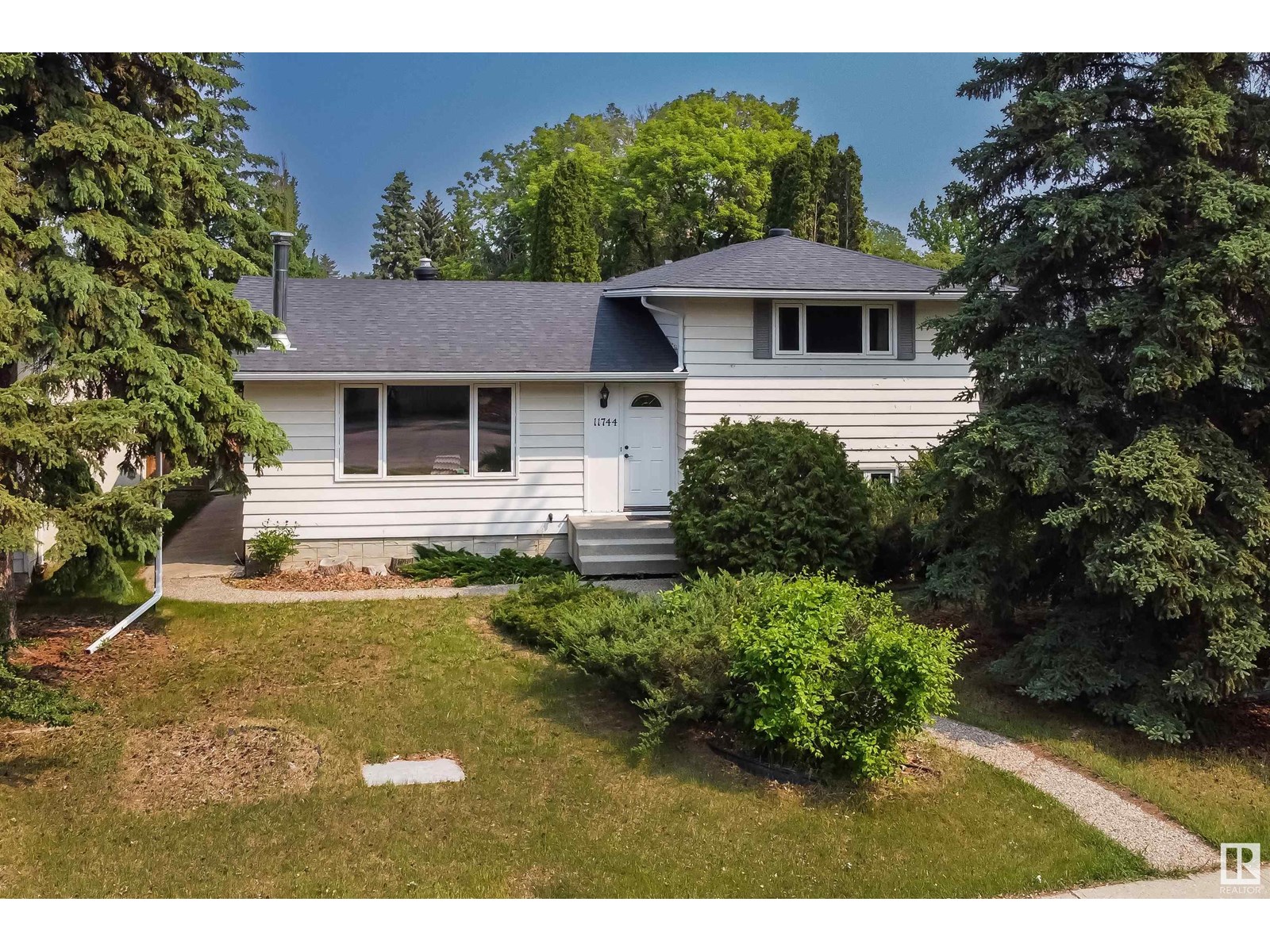Property at 11744 37 AV NW image 2
