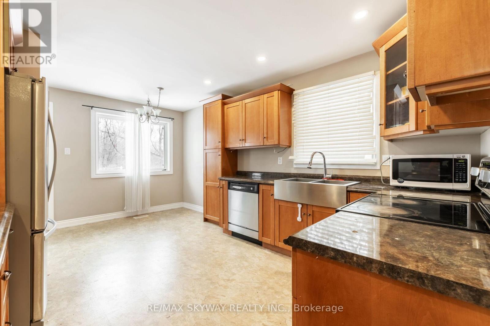 98 Jessie Street, Brampton (Downtown Brampton), Ontario  L6Y 1L7 - Photo 11 - W12230835