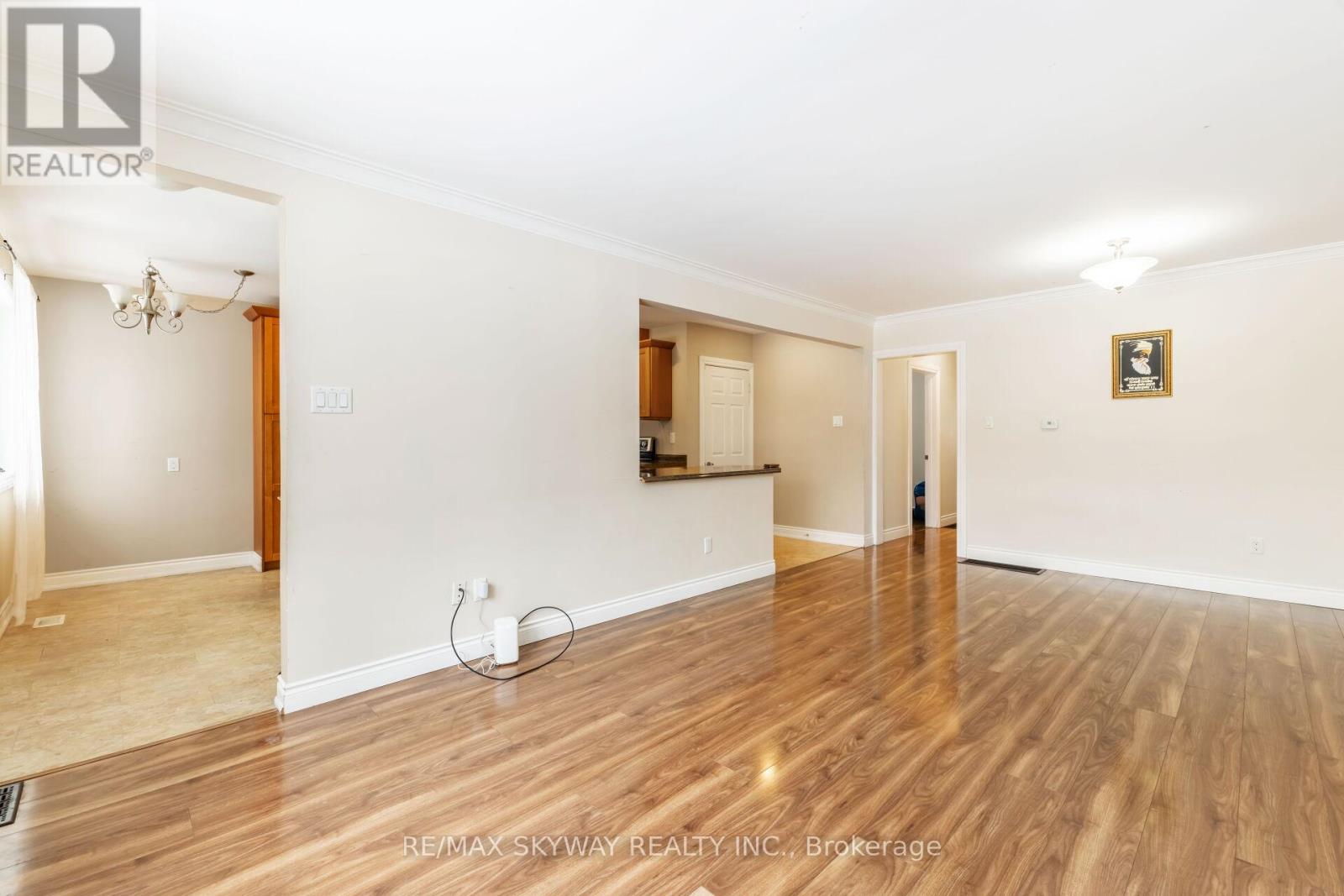 98 Jessie Street, Brampton (Downtown Brampton), Ontario  L6Y 1L7 - Photo 6 - W12230835