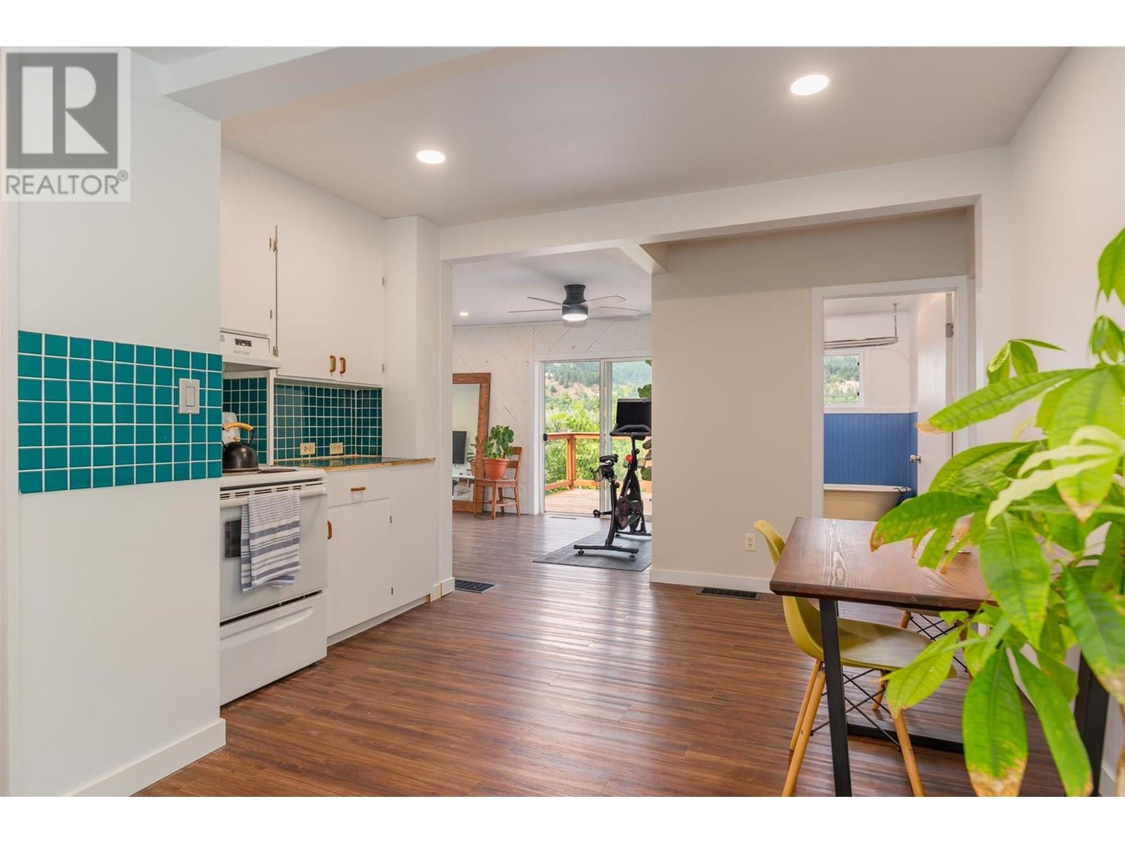 Property at 1965 Oak Street image 3