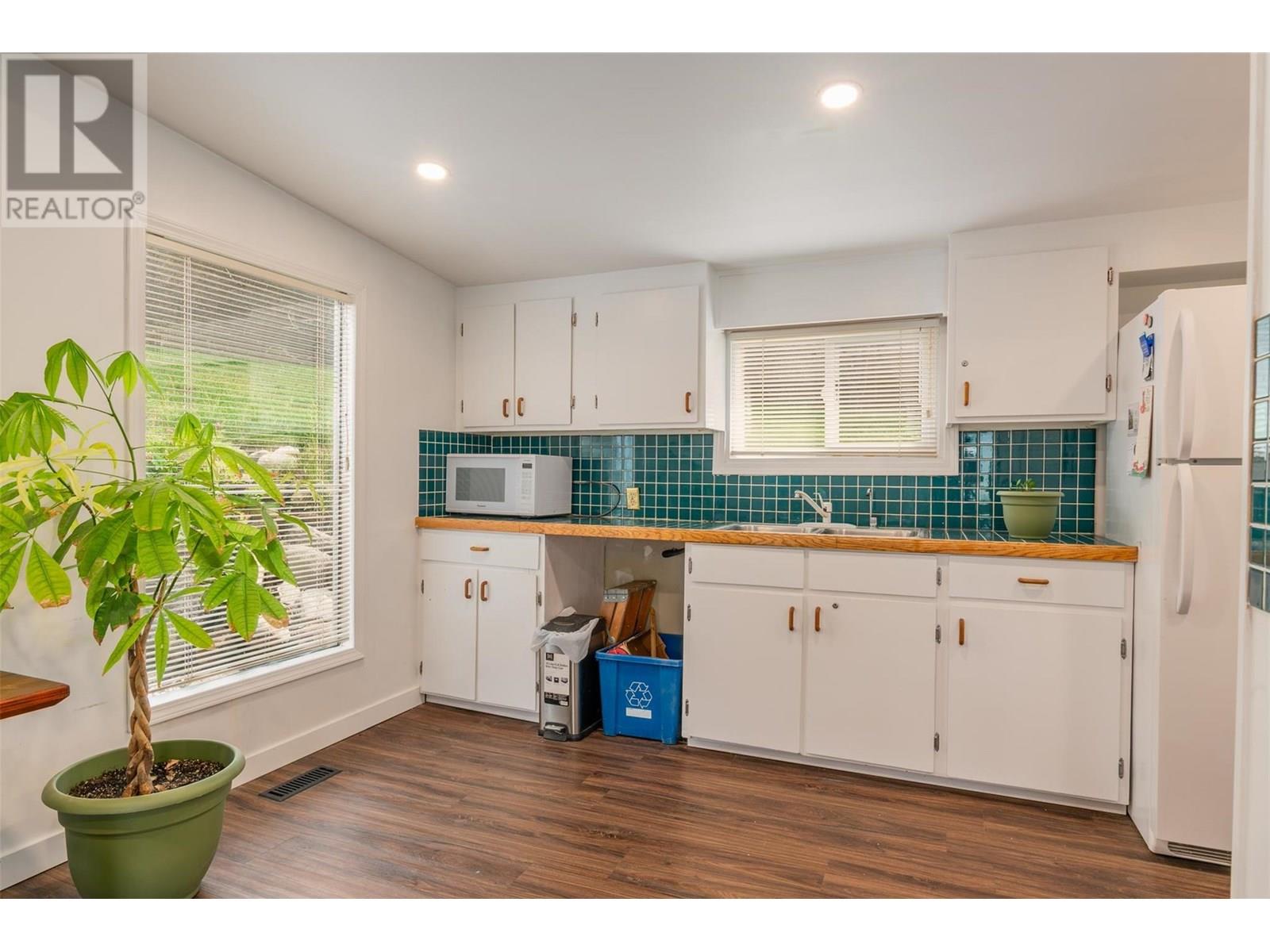 Property at 1965 Oak Street image 2