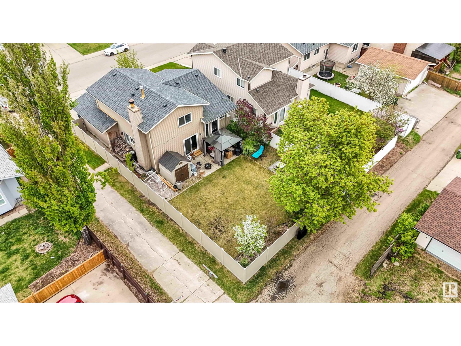 Property at 8319 152B AV NW image 4