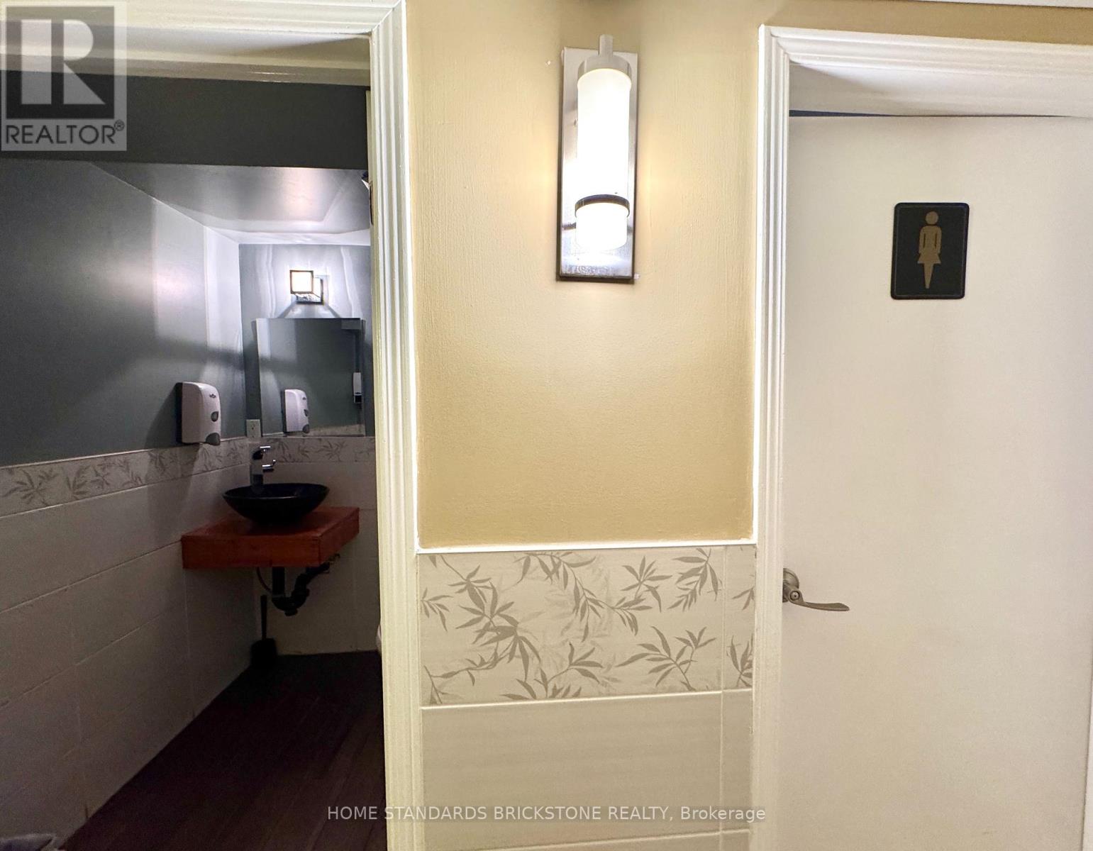 586 Bloor Street W, Toronto, Ontario  M6G 1K4 - Photo 12 - C12231122