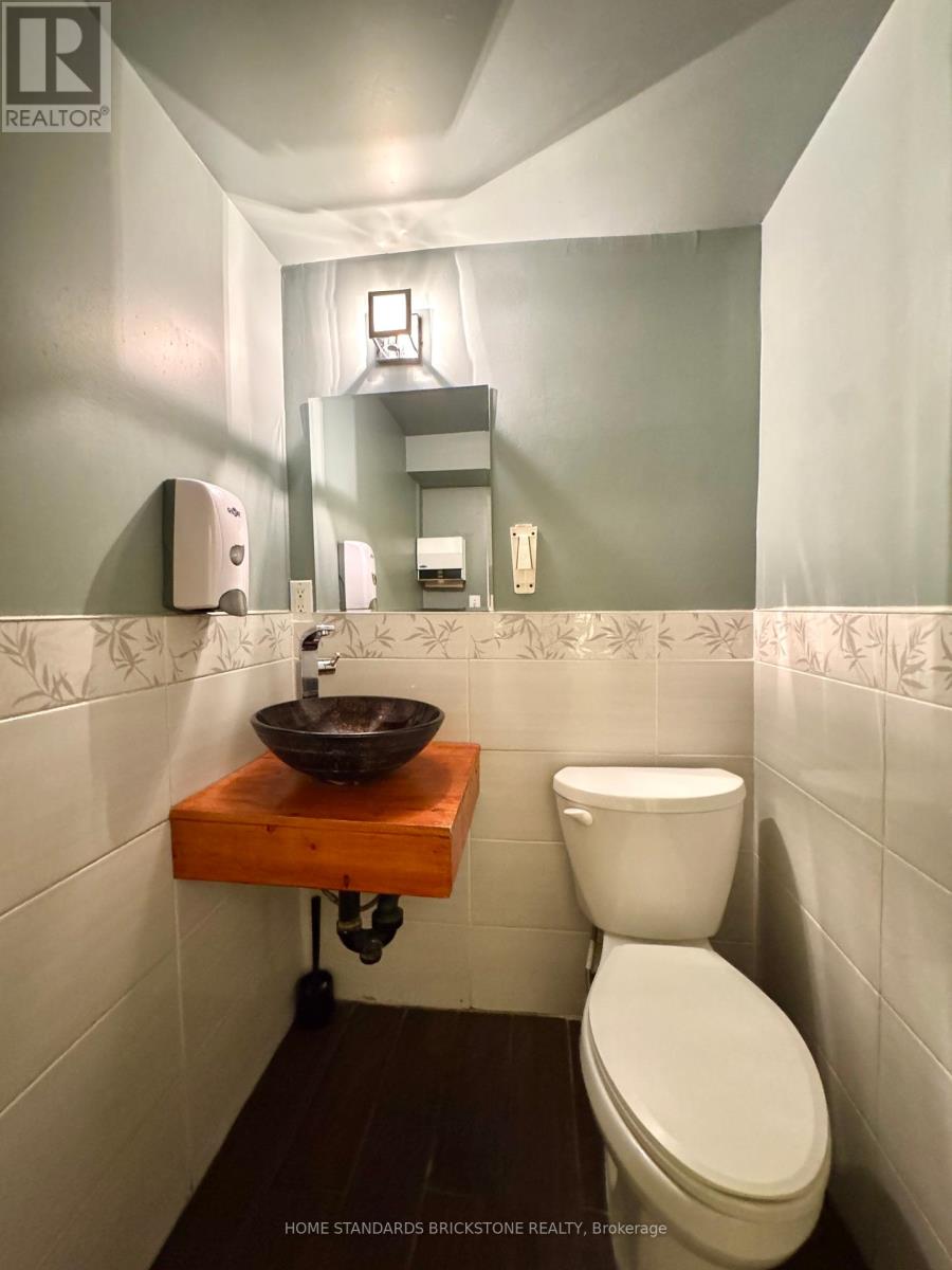 586 Bloor Street W, Toronto, Ontario  M6G 1K4 - Photo 13 - C12231122
