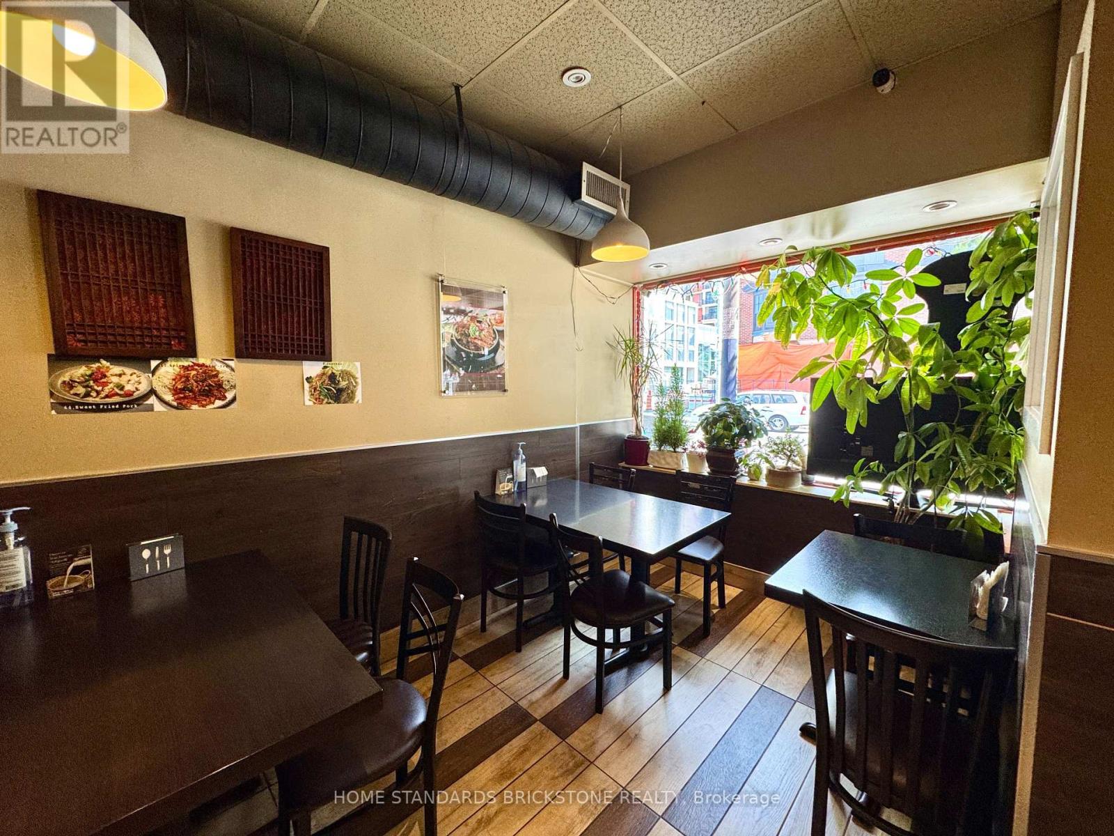 Property at 586 BLOOR STREET W image 3