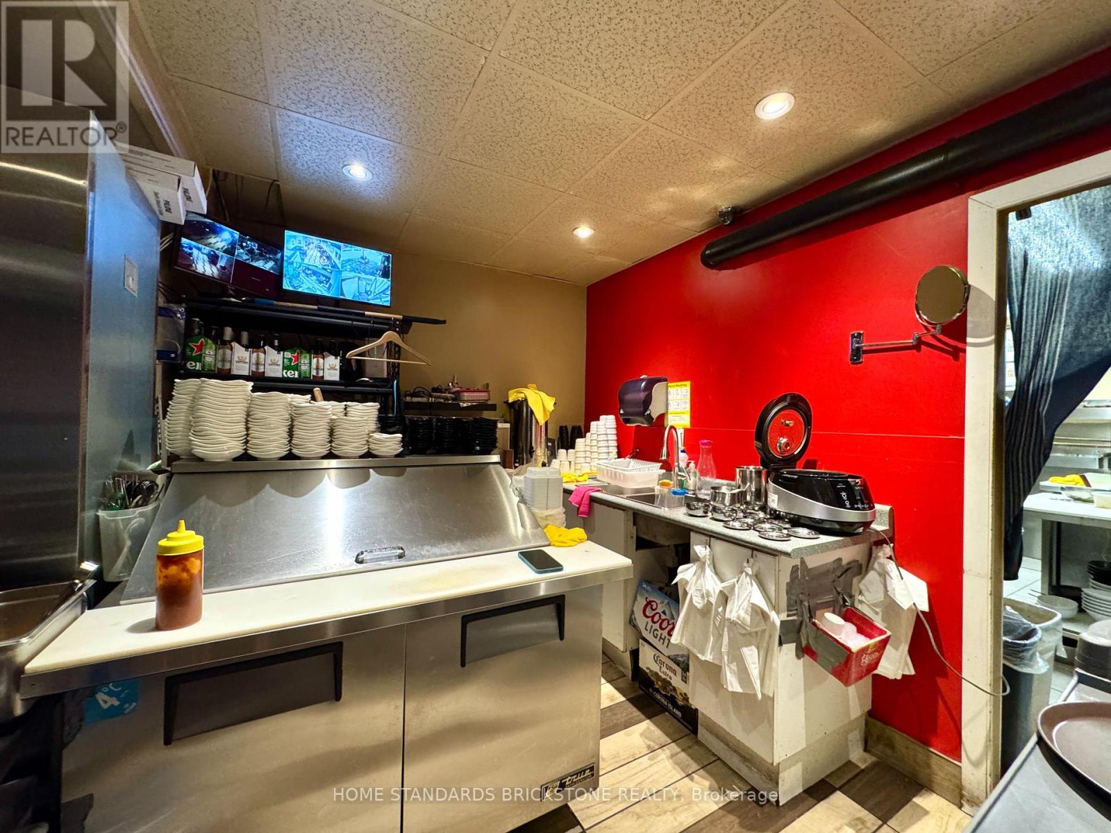 586 Bloor Street W, Toronto, Ontario  M6G 1K4 - Photo 5 - C12231122