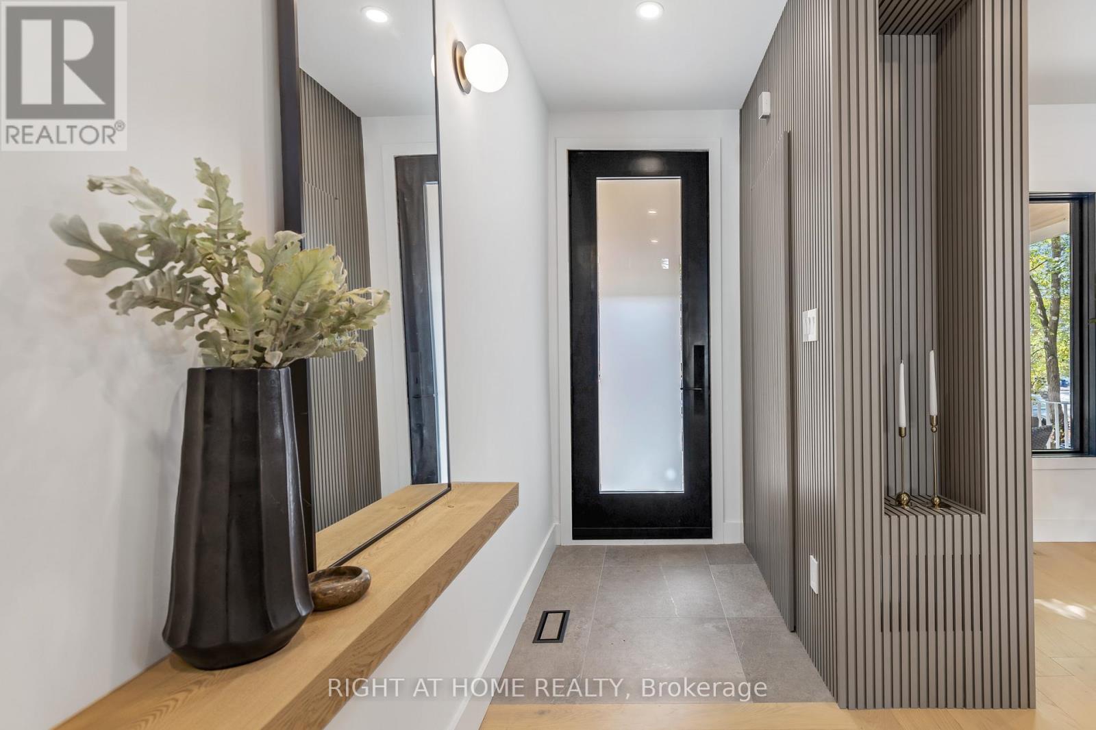 Property at 768 RICHMOND STREET W image 3
