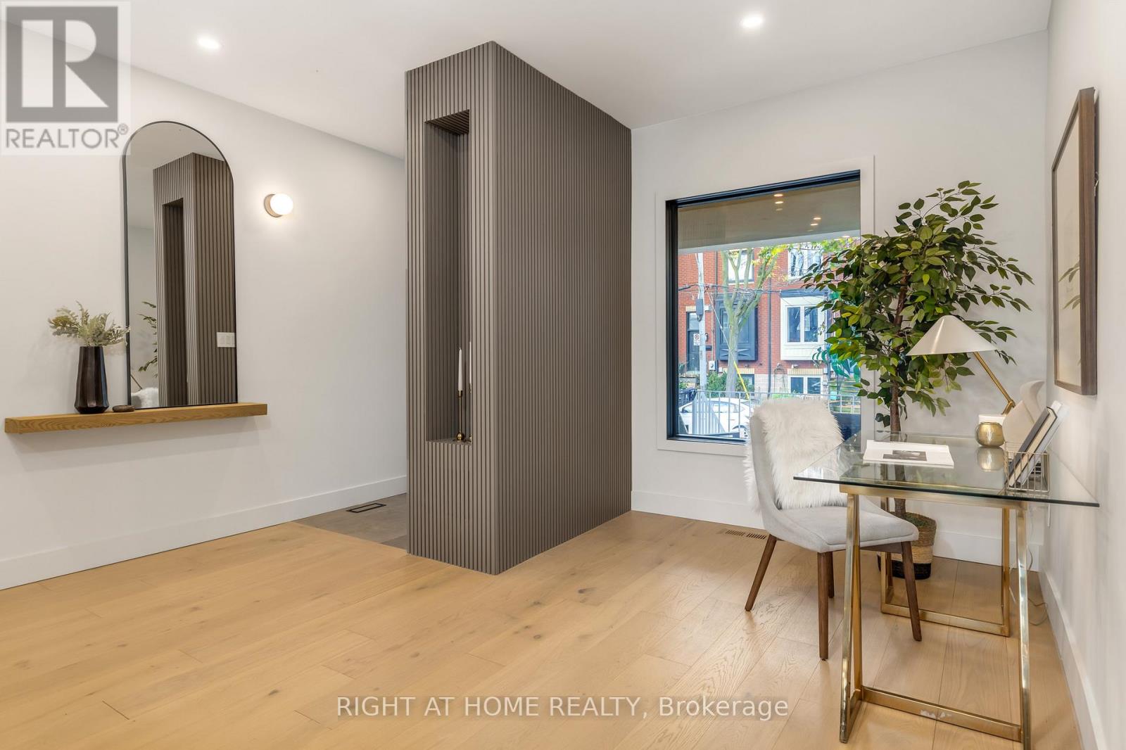 Property at 768 RICHMOND STREET W image 4