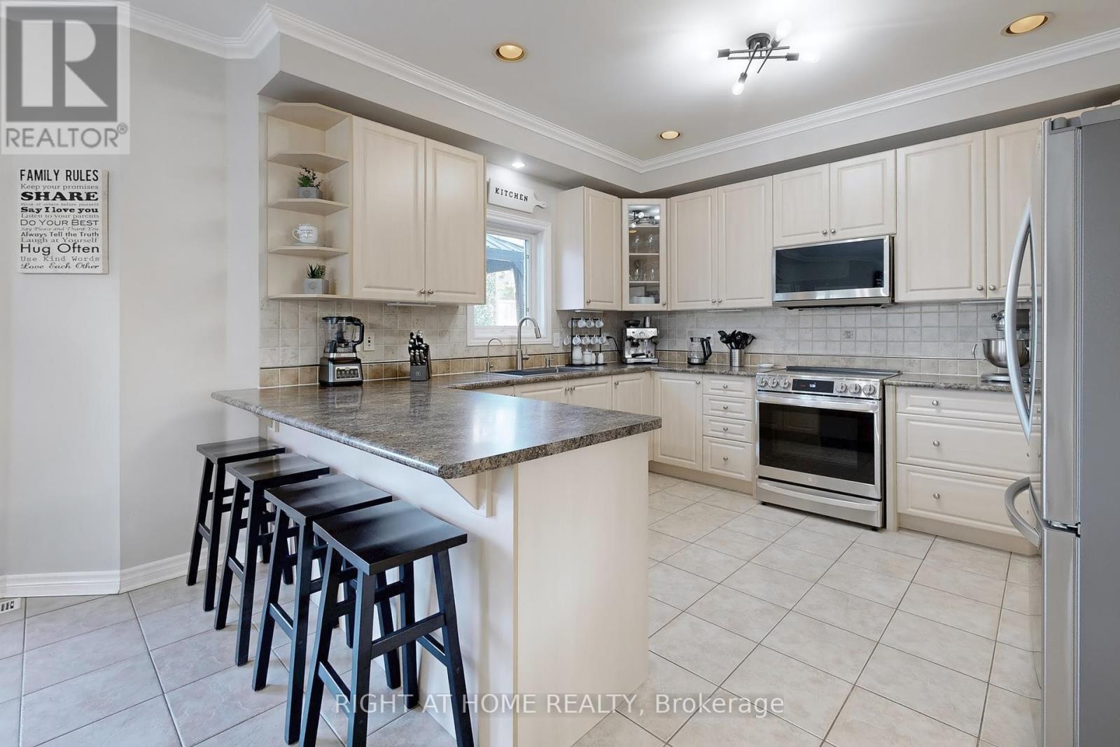 Property at 418 MAPLETON AVENUE image 4