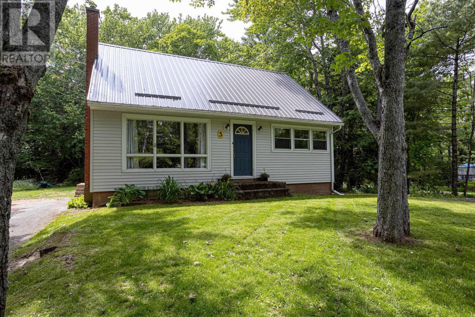 Property at 5 Oakleaf Crescent image 1
